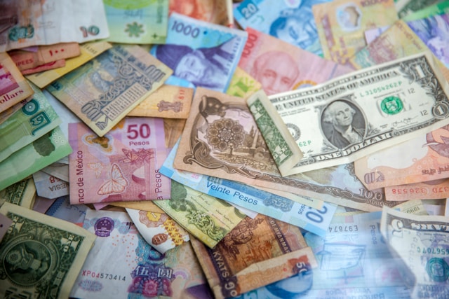A photo of money}}
