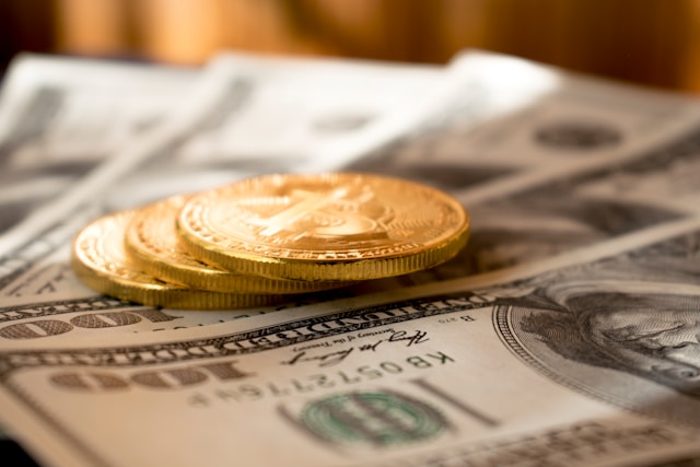 A photo of money}}