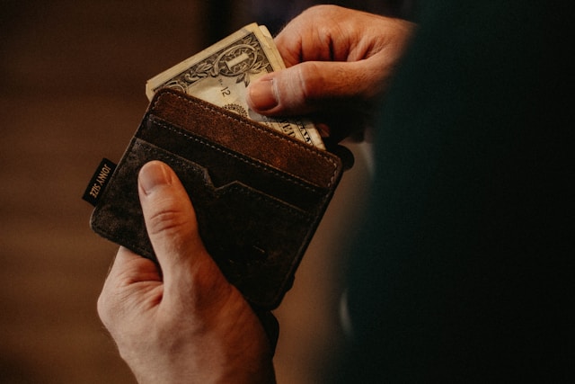 A photo of money}}